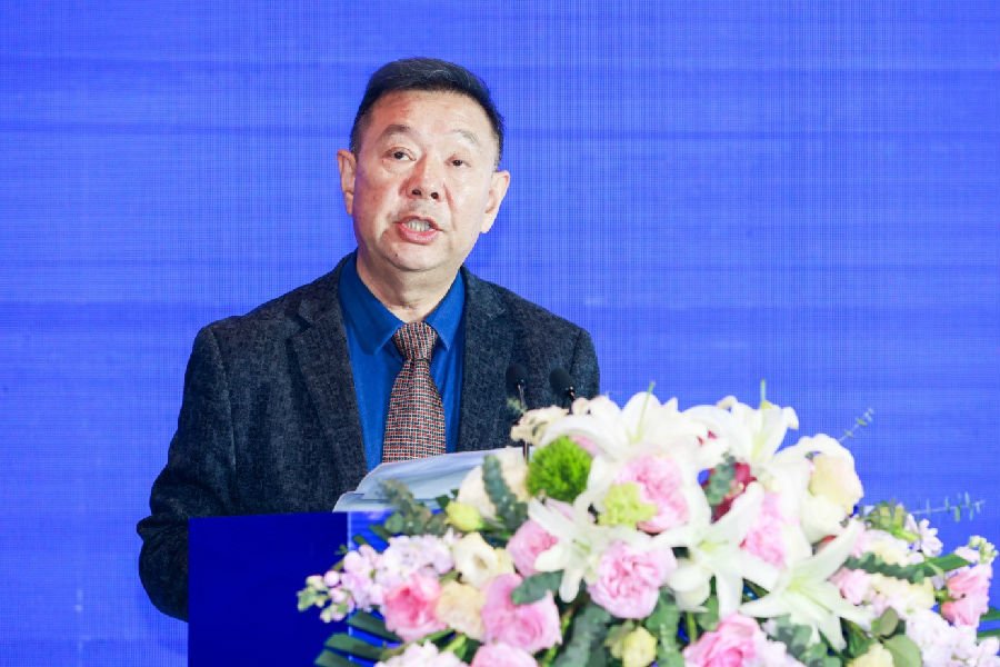 会长何黎明